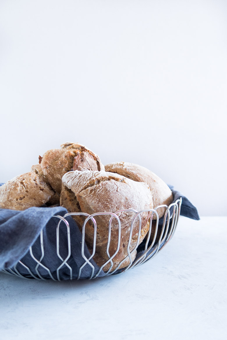 Koldhævede grahamsboller med mørk øl og æblesirup