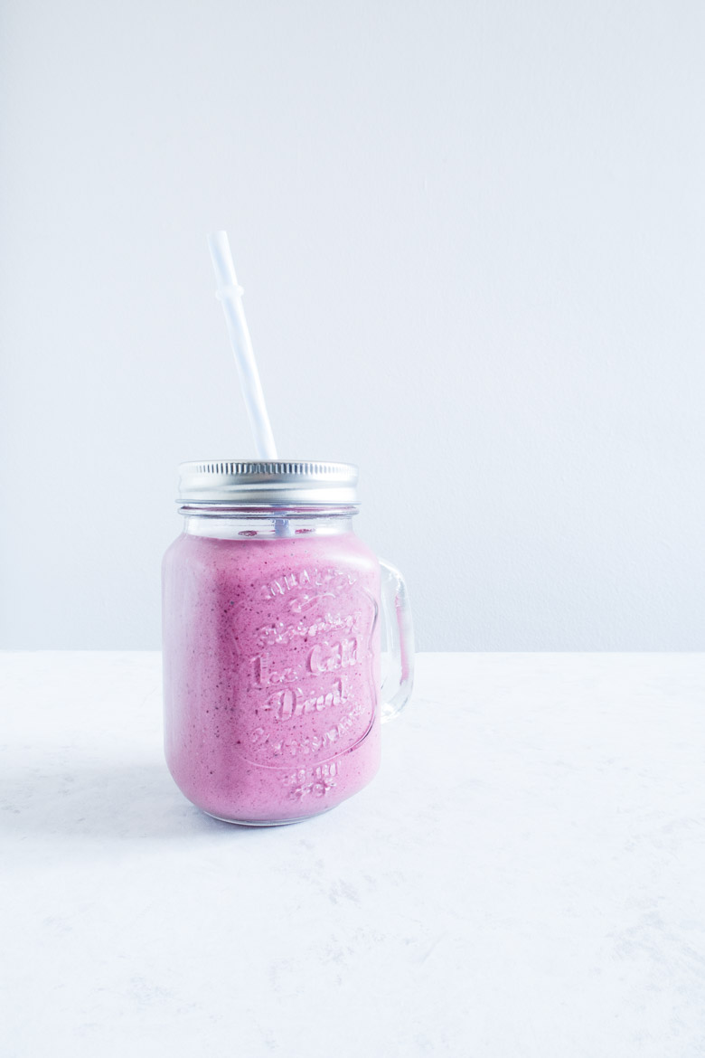 Forfriskende sommersmoothie med ribs og solbær