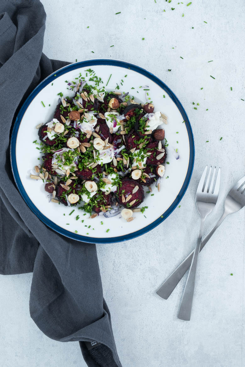 Bagt rødbedesalat med rygeostcreme, urter og ristede solsikkekerner