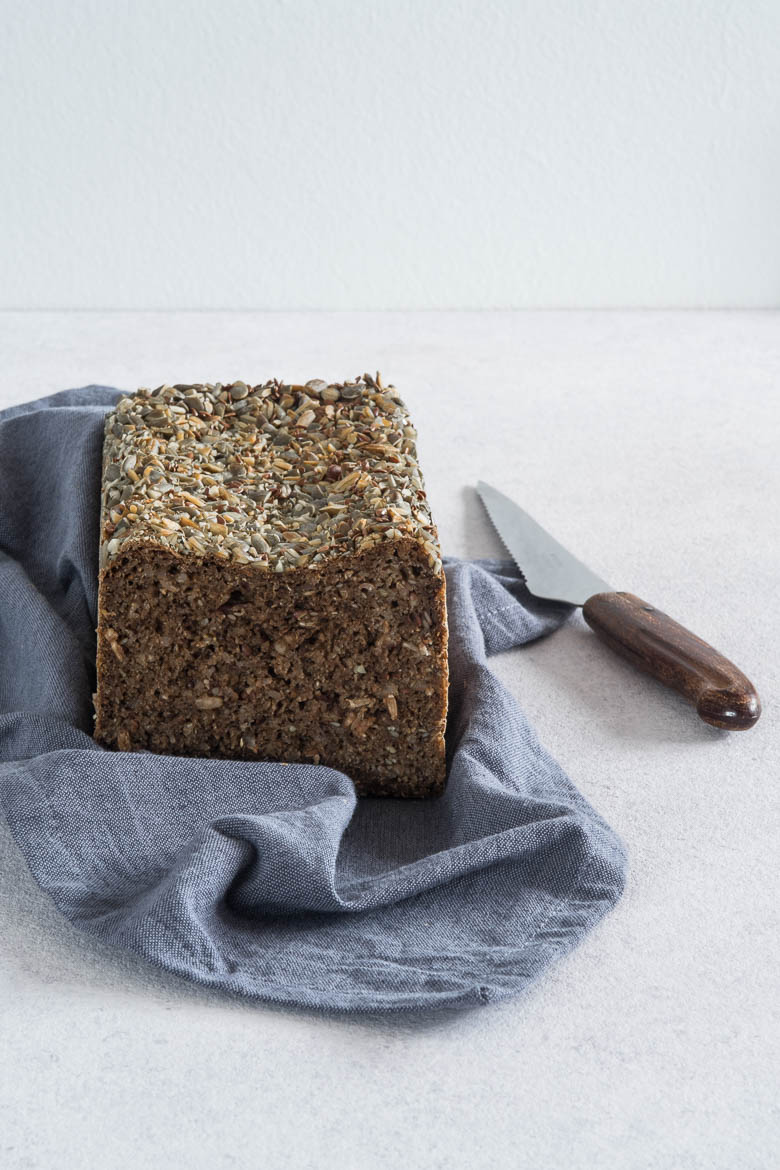 Mørkt rugbrød med surdej