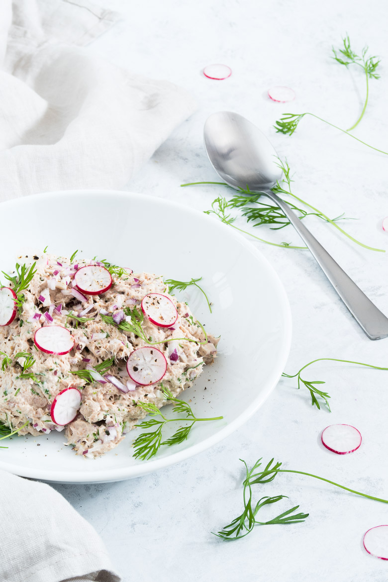 Klassisk tunsalat med dild og rødløg