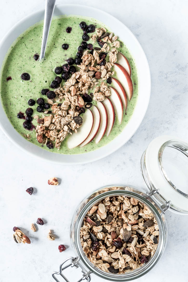 Grøn smoothie bowl med spinat og æble