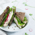 Rugbrødssandwich med klassisk tunsalat med dild og rødløg