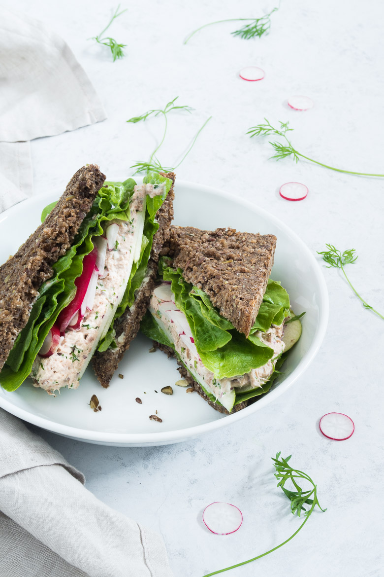 Rugbrødssandwich med klassisk tunsalat med dild og rødløg