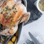 Helstegt kylling med rodfrugter og urtesauce