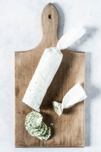 Ramsløgssmør - en hvidløgssmør/urtesmør/kryddersmør til bagekartofler, bøf eller brødet