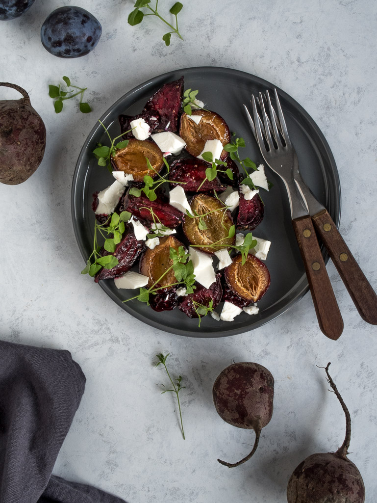 Bagte rødbeder med sveskeblommer, brombærindkog og feta - opskrift på rødbedesalat