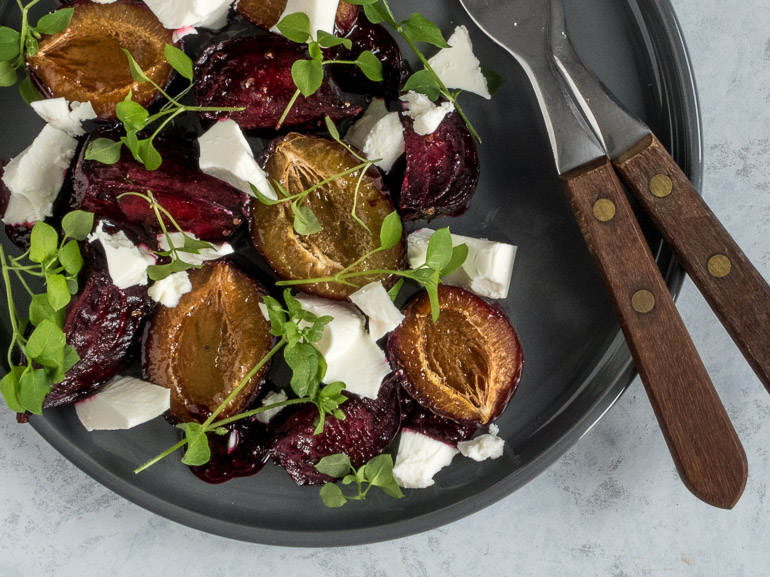 Bagte rødbeder med sveskeblommer, brombærindkog og feta - opskrift på rødbedesalat