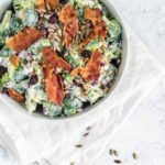 Broccolisalat | Opskrift på nem og klassisk salat med broccoli med rødløg, tranebær, solsikkekerner, bacon og ymer