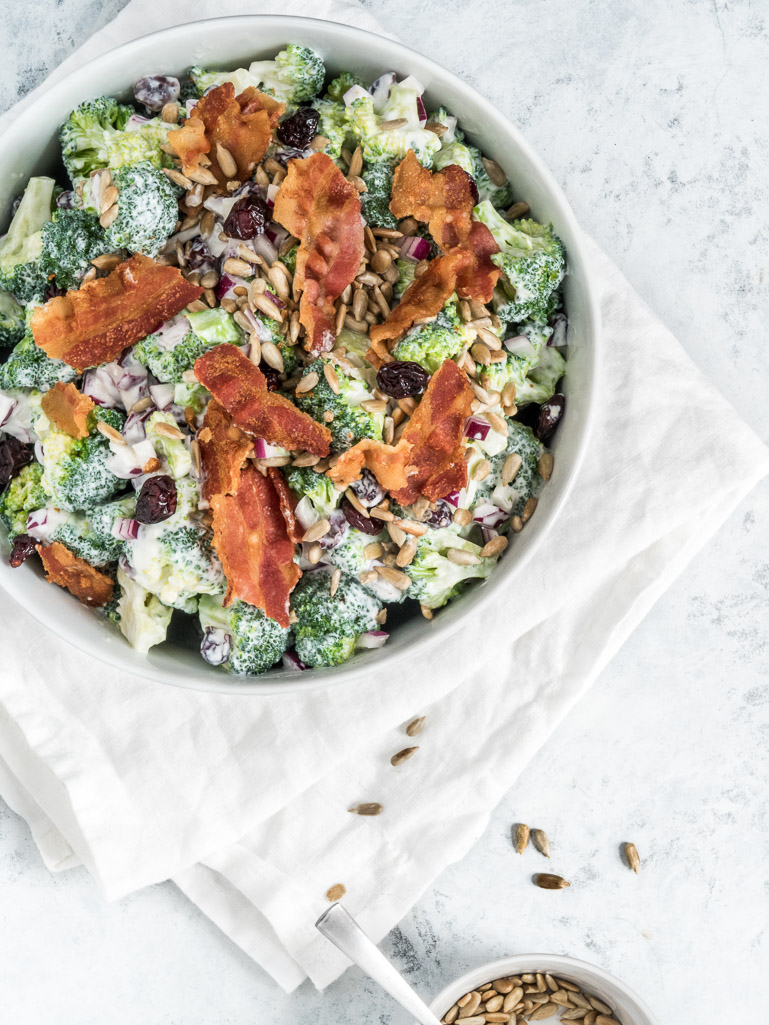 Broccolisalat | Opskrift på nem og klassisk salat med broccoli med rødløg, tranebær, solsikkekerner, bacon og ymer