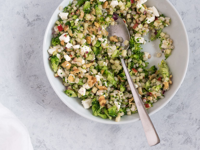 Perlebygsalat med broccoli, æble og valnødder
