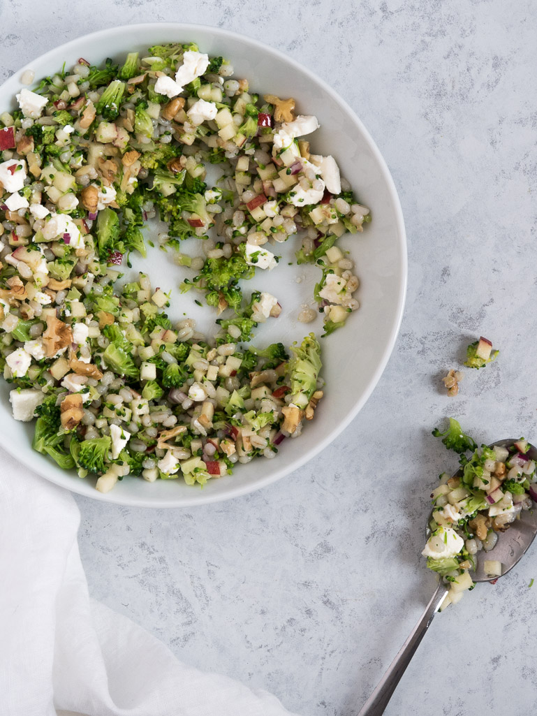 Perlebygsalat med broccoli, æble og valnødder