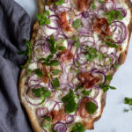 Flammkuchen eller tarte flambee med rødløg, creme fraiche og seranoskinke