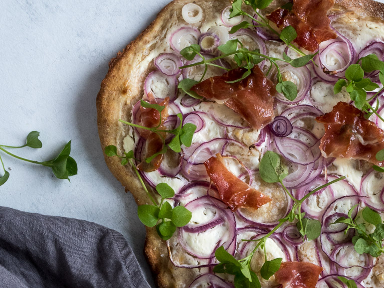 Flammkuchen - tysk pizza med rødløg, creme fraiche og seranoskinke