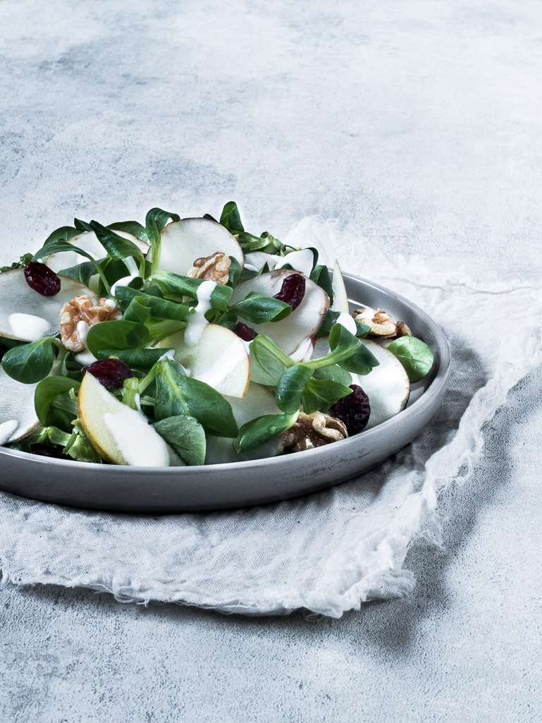 Jordskokkesalat med feldsalat, æble, valnødder og tranebær