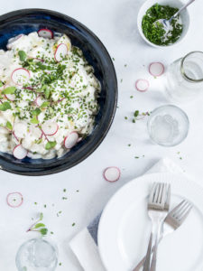 Klassisk kartoffelsalat med ymer, radiser og purløg