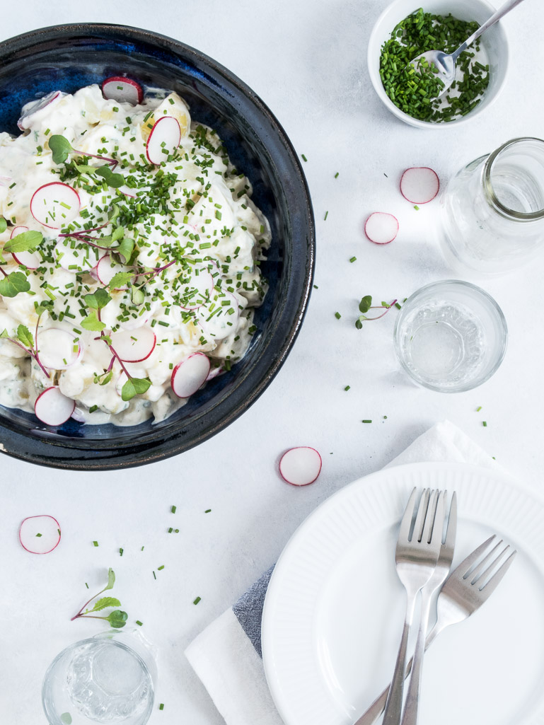 Kold kartoffelsalat med ymer, radiser og purløg - opskrift på gammeldags kartoffelsalat