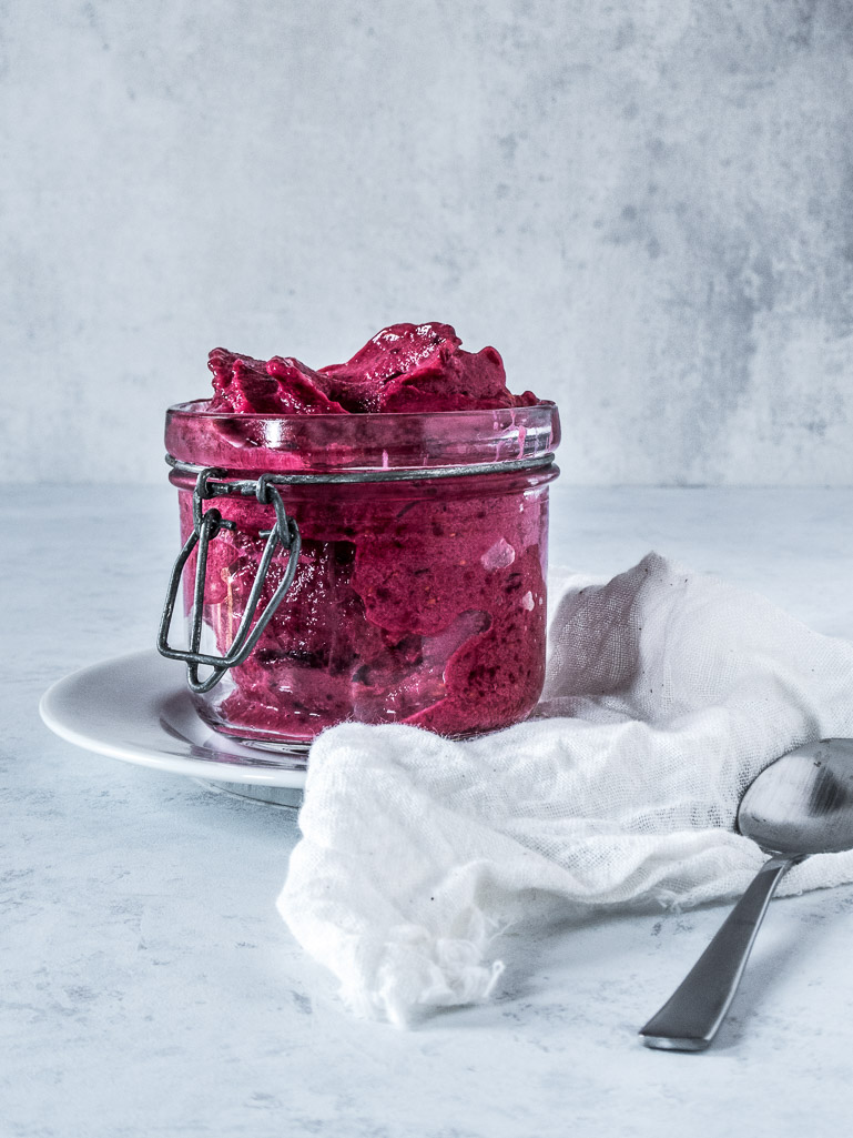 Skovbær-rødbede nicecream sødet med æble og honning