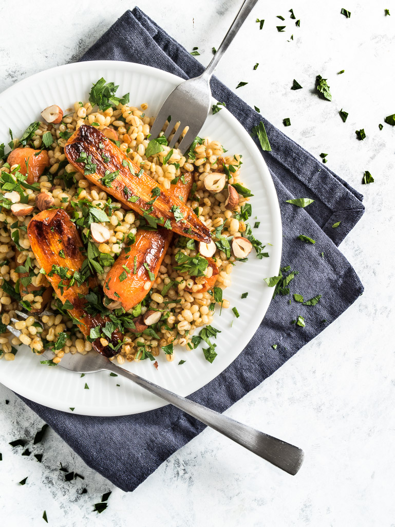 Perlebygsalat med stegte gulerødder, persille og sennepsvinaigrette