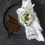Rygeostcreme/dip/spread med rødløg og purløg