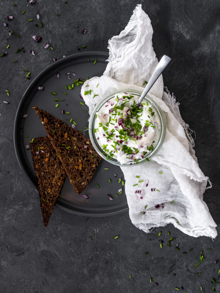 Rygeostcreme/dip/spread med rødløg og purløg