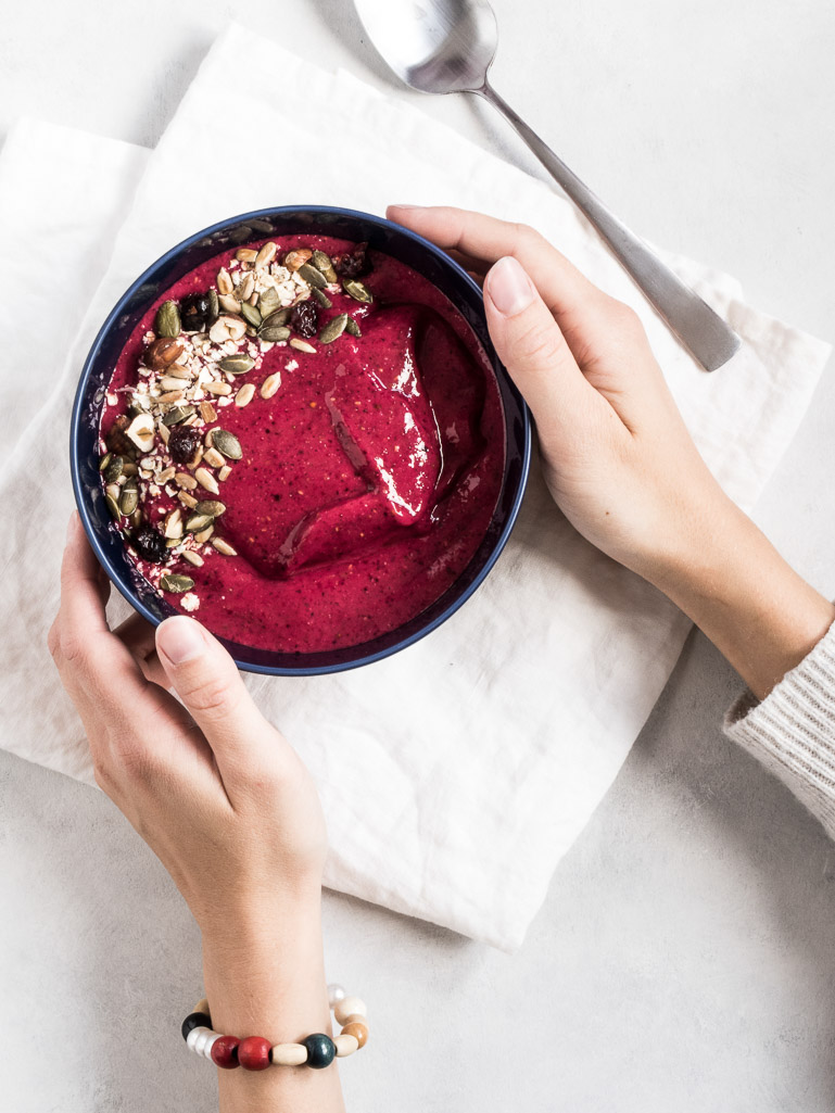 Smoothiebowl | opskrift på smoothie med skovbær og rødbede