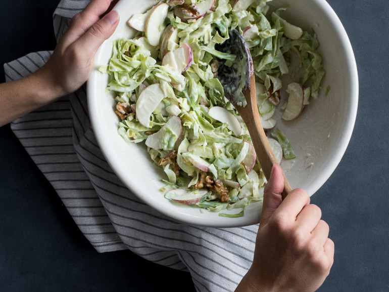 Opskrift på kålsalat med æble og valnødder