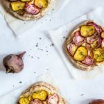Hvid pizza med rygeost, gulbeder og bolsjebeder - opskrift på pizza bianco
