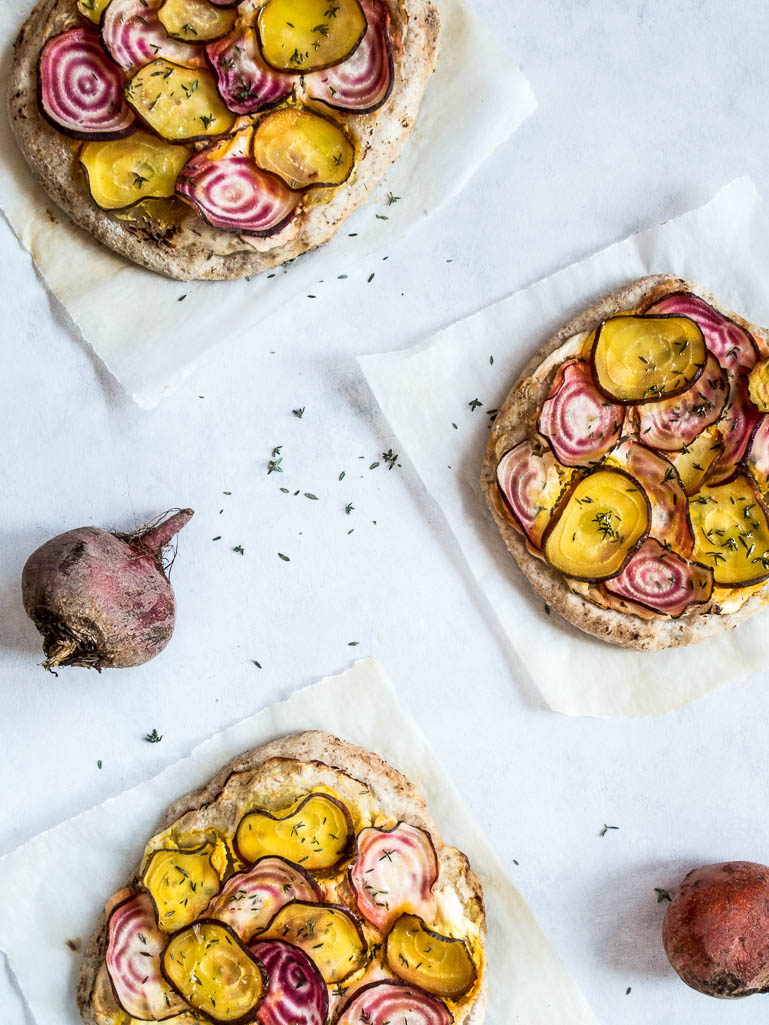 Hvid pizza med rygeost, gulbeder og bolsjebeder - opskrift på pizza bianco