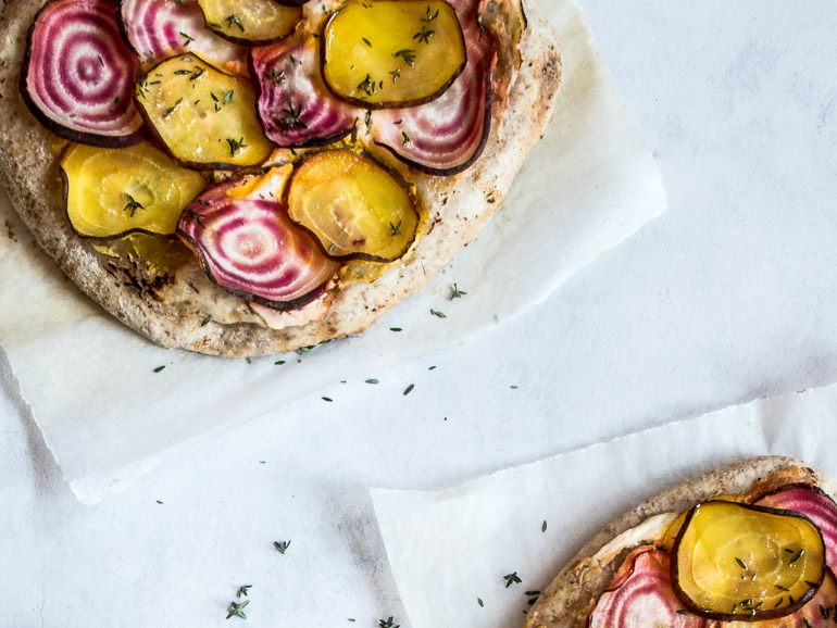 Pizza bianco med rygeost, beder og timian