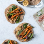 Fladbrød med chili-hummus og honningbagte gulerødder