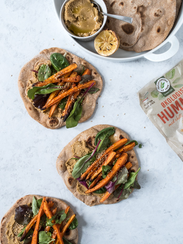 Fladbrød med chili-hummus og honningbagte gulerødder