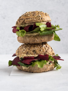 Sandwichboller med hummus, feta og rødbede