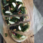 Pizza med persillehummus og salat