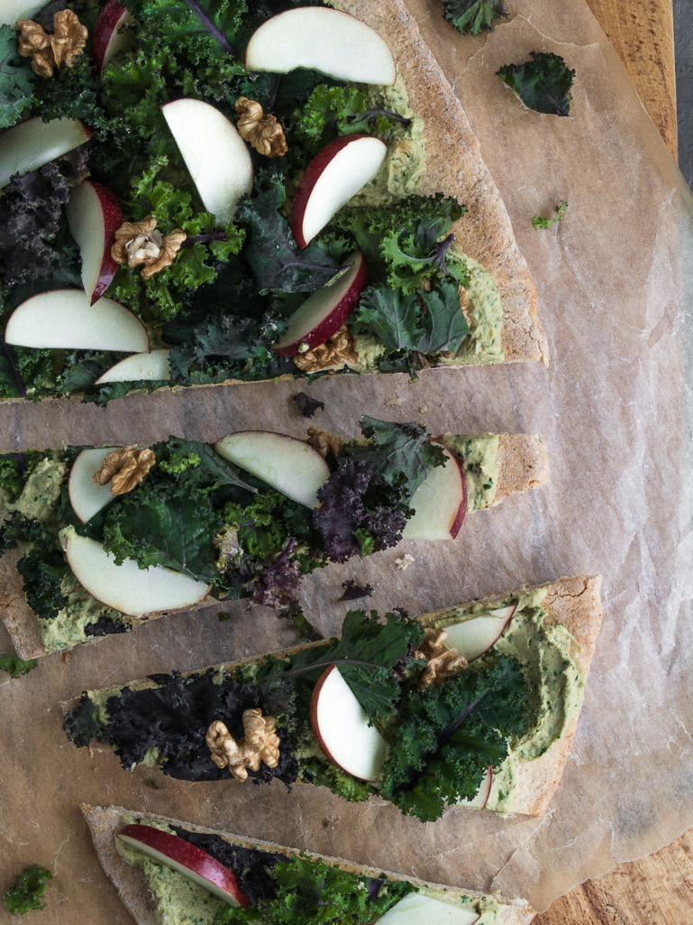 Hummus-pizza med grønkål og æble - opskrift på vegetarisk pizza
