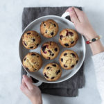 Marcipanmuffins med brombær og hakkede mandler - opskrift