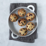 Brombærmuffins med marcipan - opskrift