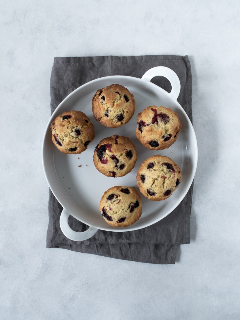 Brombærmuffins med marcipan - opskrift