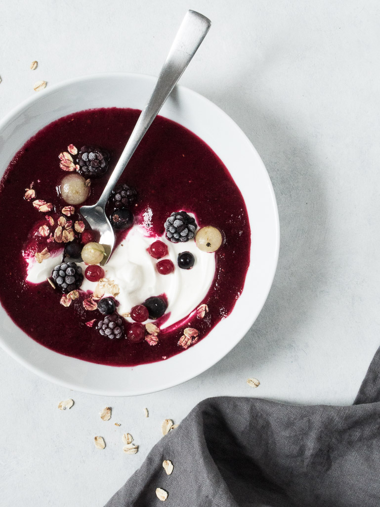Opskrift på kold rødbedesuppe med bær og græsk yoghurt eller skyr - morgenmad