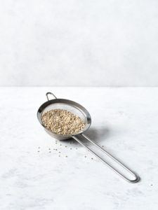 Skyl quinoa først for at fjerne bitterstoffer