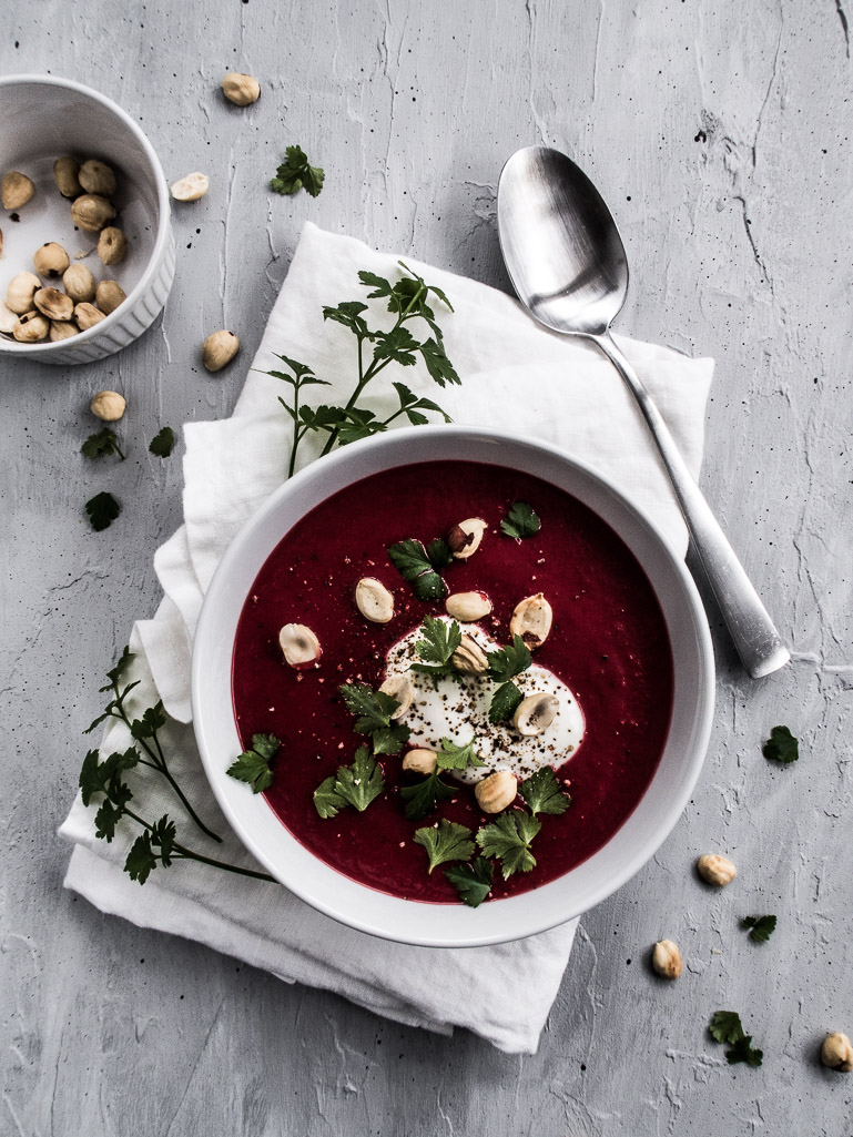 Opskrift på vintersuppe - Rødbedesuppe med jordskokker og ristede hasselnødder 
