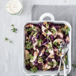 Frisk rødkålssalat med frugt og flødedressing