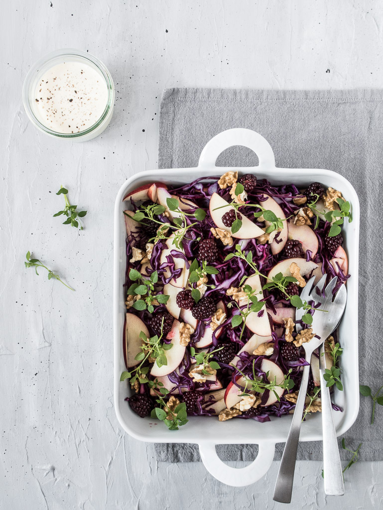 Frisk rødkålssalat med æble, brombær og flødedressing