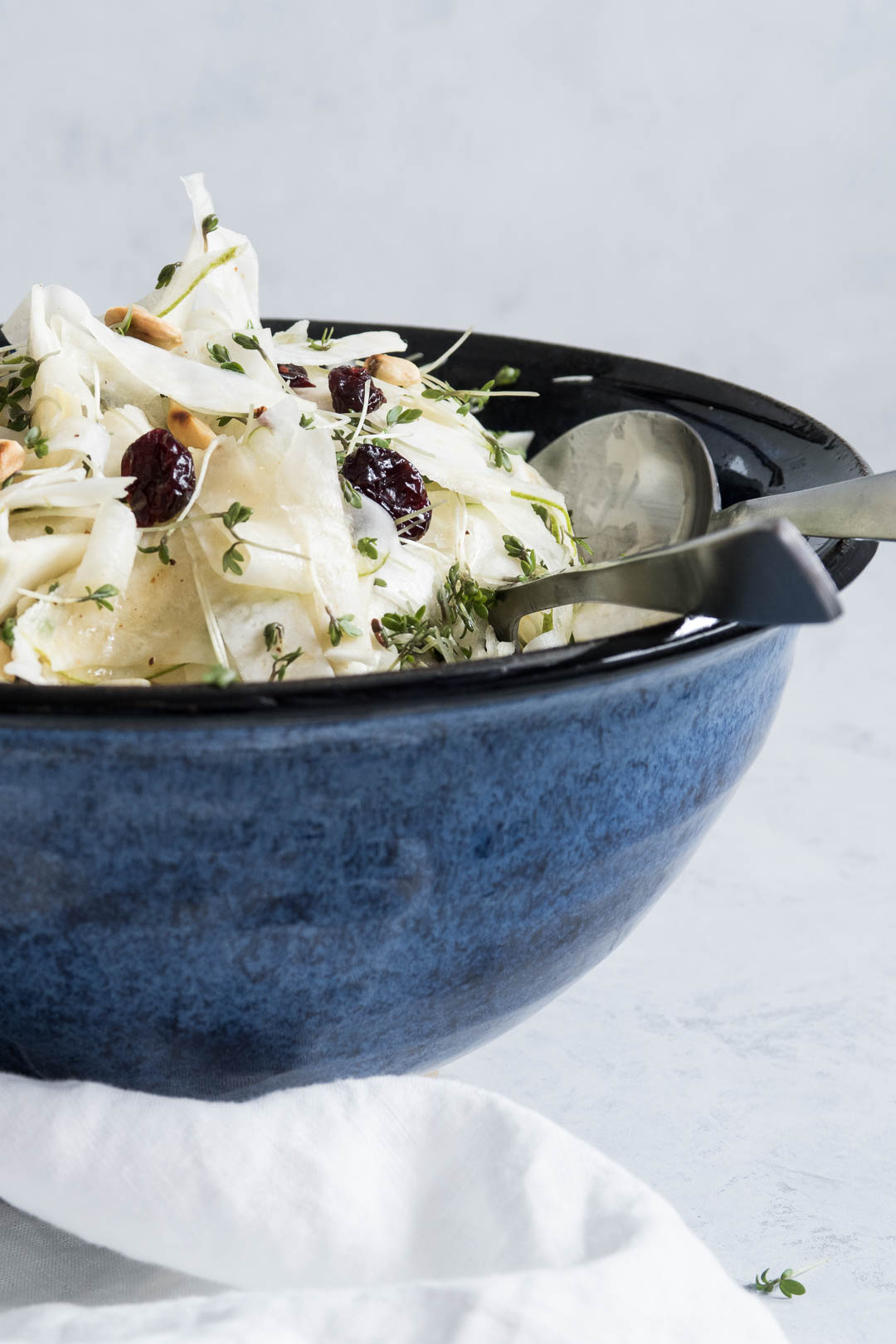 Sellerisalat med pære, tranebær og nødder - opskrift på knoldselleri-salat 