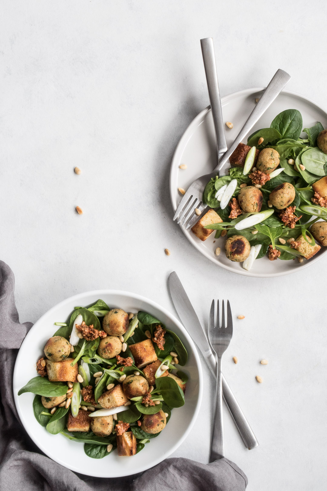 Italiensk-inspireret parmesanboller i spinatsalat og med tomattapenade - opskrift med kødfri fars