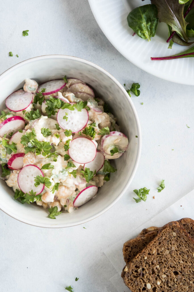 Salat med kikærter og radiser - opskrift på cremet salat til sandwich eller madpakke