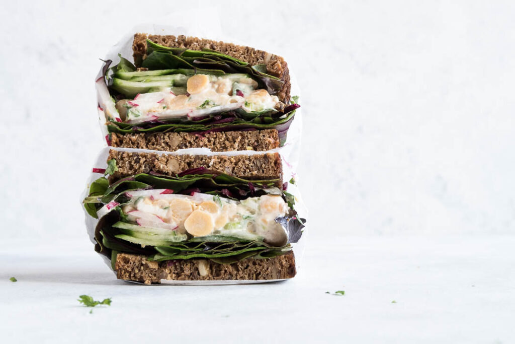 Rugbrød med kikærtesalat - opskrift på vegetarisk pålæg