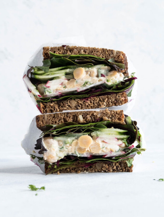 Rugbrødssanswich med kikærtesalat - opskrift på vegetarisk madpakke