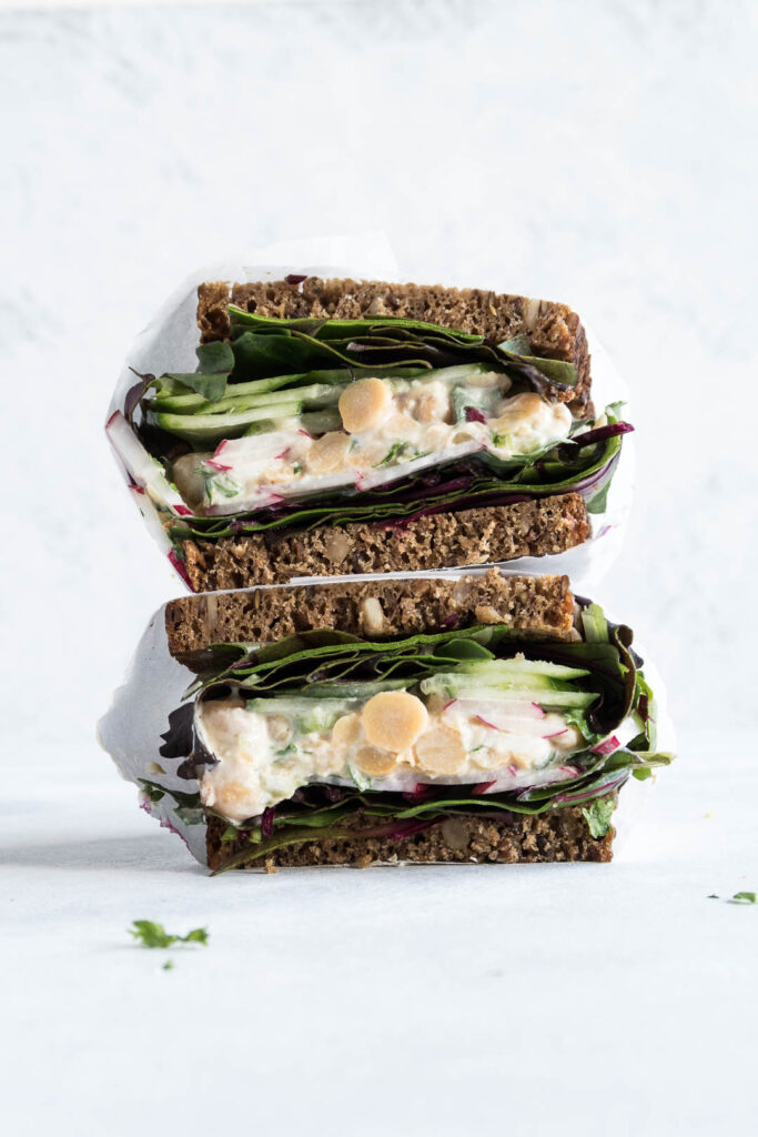 Rugbrødssanswich med kikærtesalat - opskrift på vegetarisk madpakke