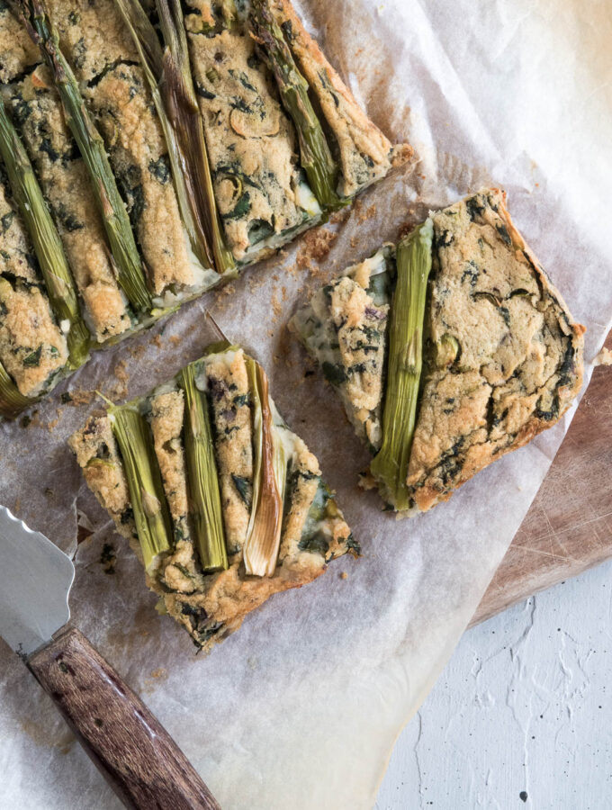 vegansk frittata eller quiche baseret på kikærter